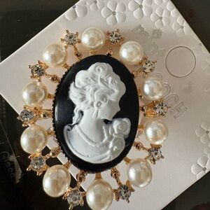 Elegant Cameo Brooch with Pearls